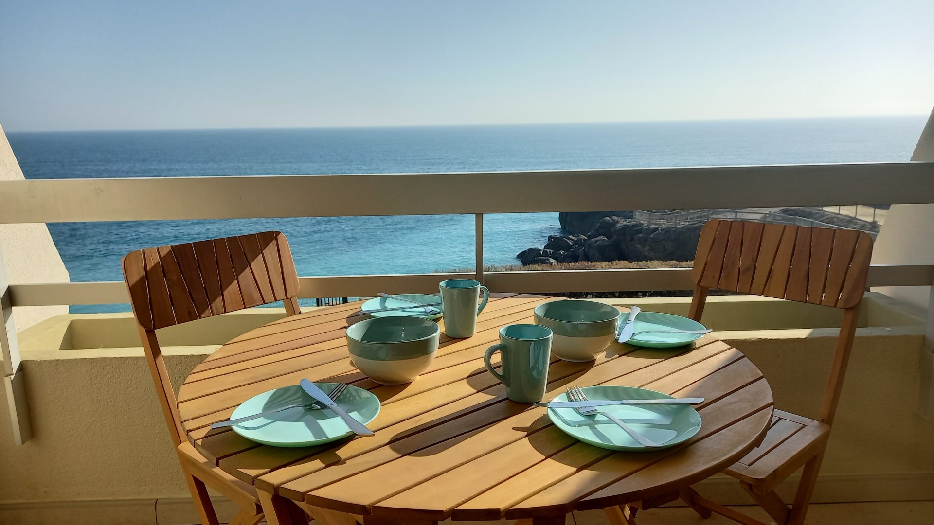 Petit déjeuner sur la terrasse, face à l'horizon